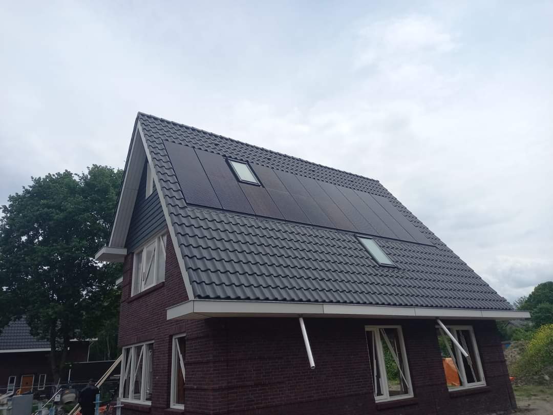 ViridianSolarNL's tweet photo. Onlangs gerealiseerde fraaie installatie van @ViridianSolar #Clearlinefusion #indakzonnepanelensysteem. Dit is combinatie met een @VELUX dakraam en de connectoren zijn voorzien van de #connectorenbehuizing #ArcBox als extra veiligheidsmaatregel tegen eventuele #vlambogen.
#BIPV https://t.co/9QWQ8hFozB
