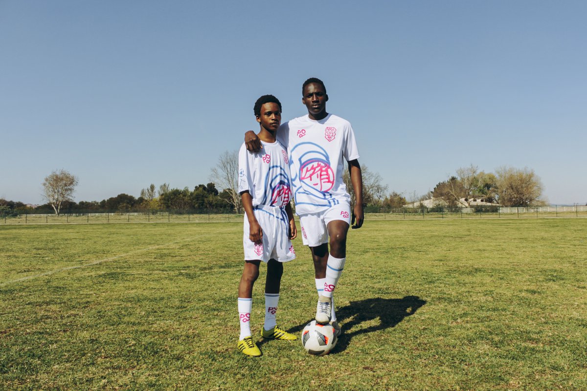 🇬🇧x🇯🇵x🇿🇦 Bringing some global flavour to a project, British creative agency <a href="/patternsofplay/">Patterns of Play</a> made a custom football kit for Amasokolara FC, a grassroots team in South Africa, designed in collaboration with Japanese artist Takeru Amano.

Full story: soccerbible.com/performance/fo…