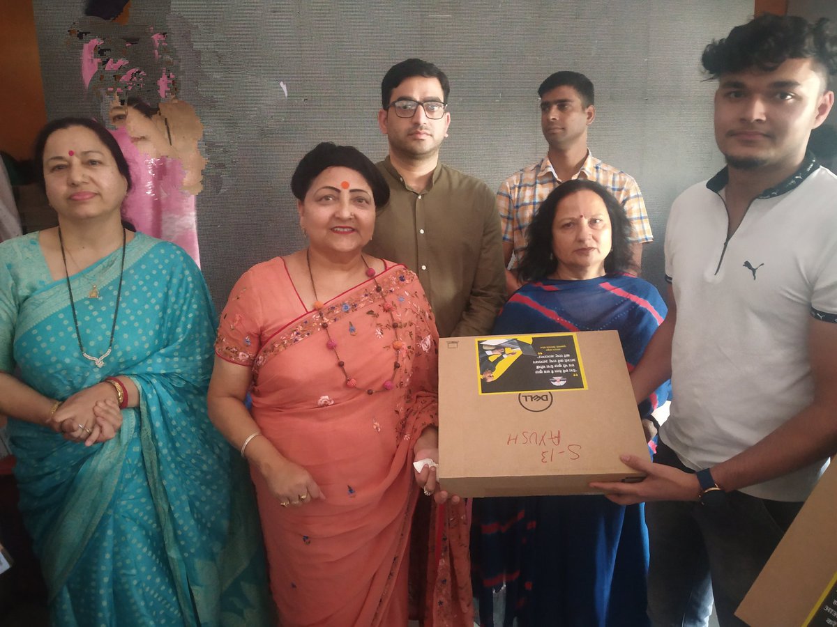 AnilSha36045374's tweet photo. बेटा आयुष मा० सामाजिक न्याय एवं अधिकारिता मंत्री जी से लैपटॉप लेते हुए ....धन्यवाद....आभार ... 💐💐 । https://t.co/XBEnrjGibR