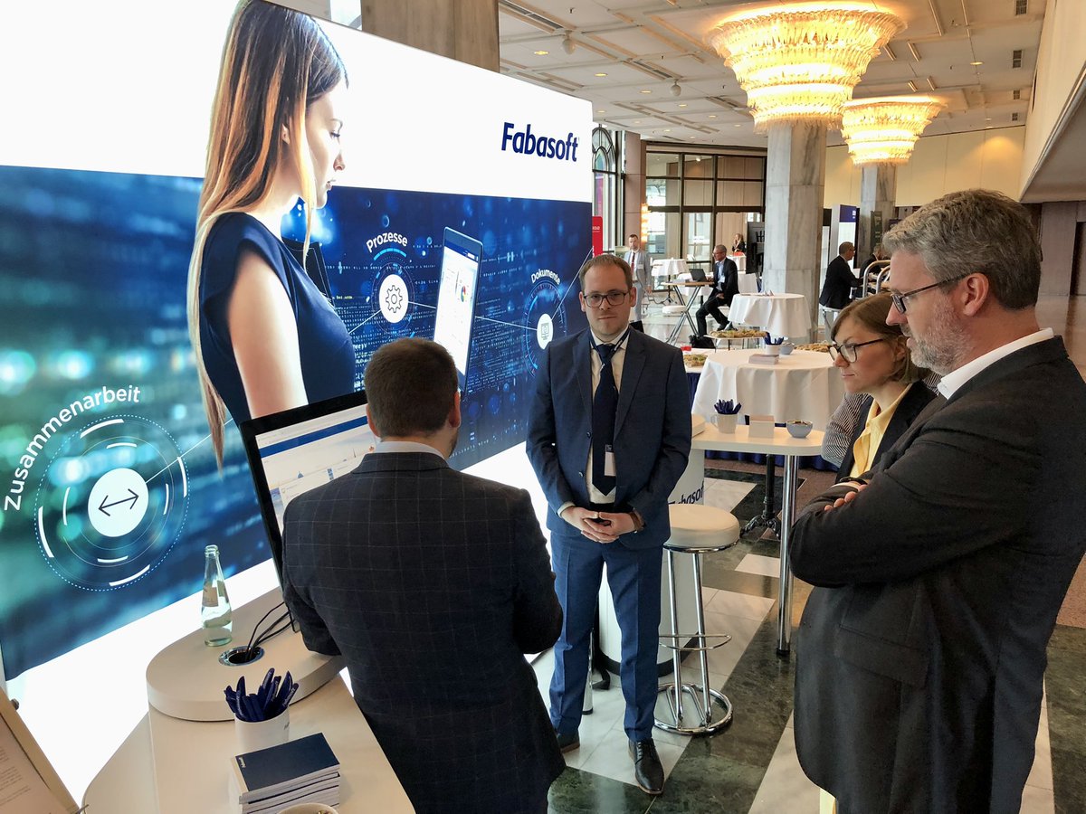 Ein interessanter Austausch mit dem Digitalstaatssekretär und CIO des Landes Hessen <a href="/PBurghardt/">Patrick Burghardt</a> und <a href="/EChProll/">Dr. Eva-Charlotte Proll</a> am <a href="/Fabasoft/">Fabasoft</a> Stand.
#hedigital22
