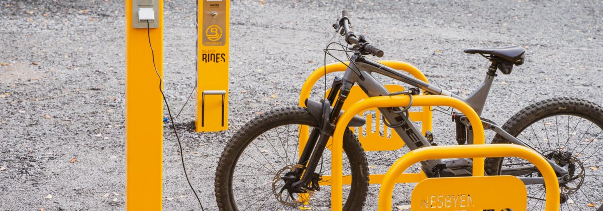 BiciwayMobility's tweet photo. Lavagem de bicicletas, oficinas self-service, estacionamentos e carregamento de e-bikes, é assim que o Município de Nesbyen na Noruega se prepara para o turismo em bicicleta!
#urbanfix #bicicleaner #bicicharger #biciparking #biciway #bicycle #bikeparking #ebike https://t.co/Qv88bNLZS6