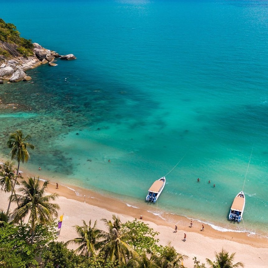 #KoSamui est la deuxième plus grande #île du pays et se situe dans le golfe de #Thaïlande. Elle est réputée pour ses plages bordées de palmiers, ses cocoteraies et sa forêt tropicale dense et montagneuse.

📸 : @villam_kohsamui