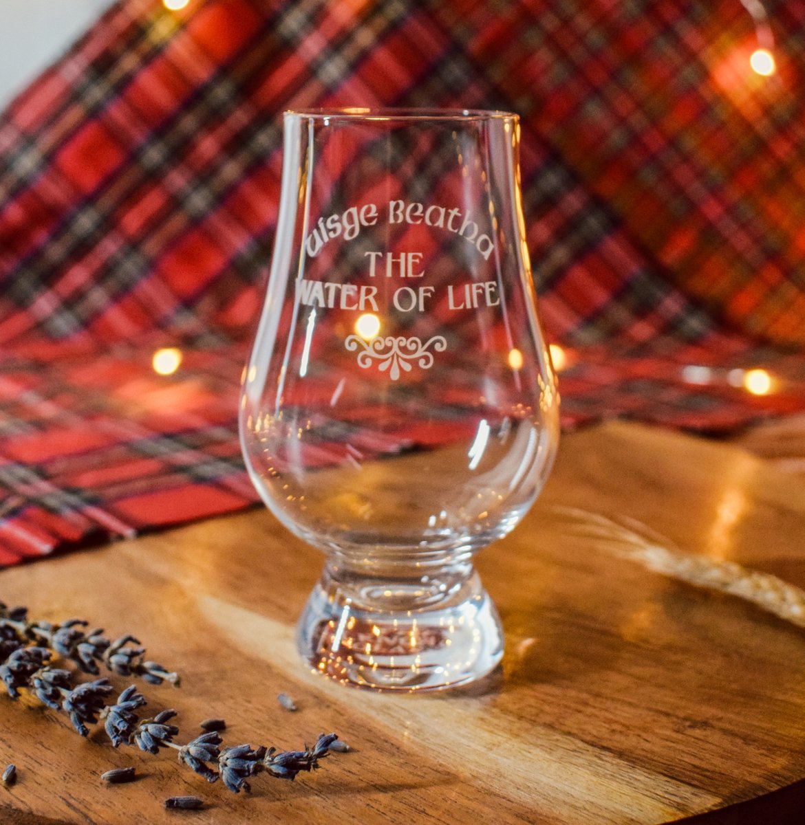 burnscrystal_'s tweet photo. Say it with us 🗣 𝘰𝘰𝘴𝘩𝘨𝘦 𝘣𝘢𝘩𝘢...⁣

Uisge beatha is the Scottish Gaelic term for ‘water of life’ 💧 and over time through common use in Scotland, the phrase was shortened and ‘uisge’ became known as ‘whisky’ 🥃 

🛒 https://t.co/jynDHfqfnB #burnscrystal #scottishgifts https://t.co/GG8gOyeo1M