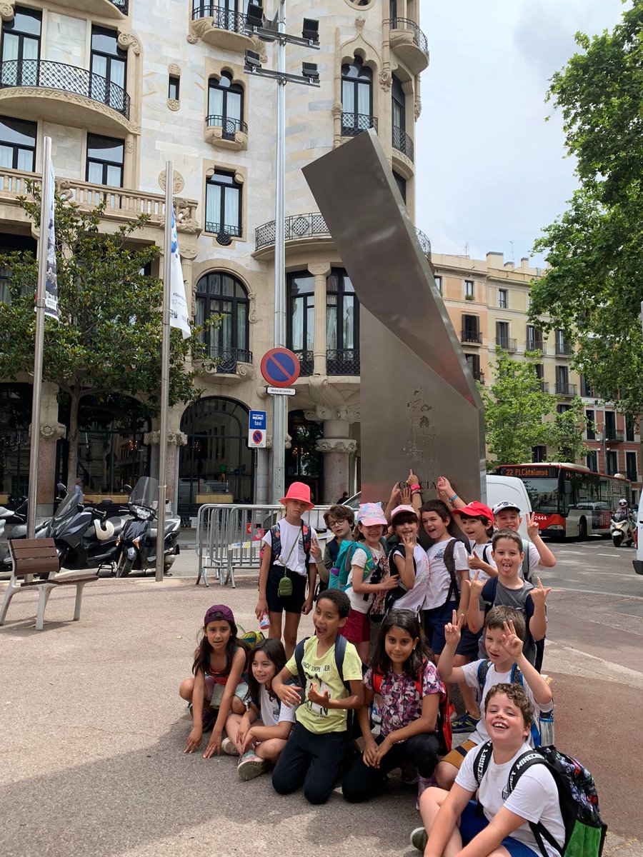 NouPatufet's tweet image. 2n PRI seguim coneixent la història de Barcelona.
Hem començat la ruta #BarcelonaModernista a la Casa de les Punxes i la Casa Milà. 
Següent parada: Casa Batlló, Casa Amatller i Casa Lleó Morera.
Acabem el recorregut a la Casa Fuster, al barri de Gràcia.
 #NouPatufet #EscolesCoop