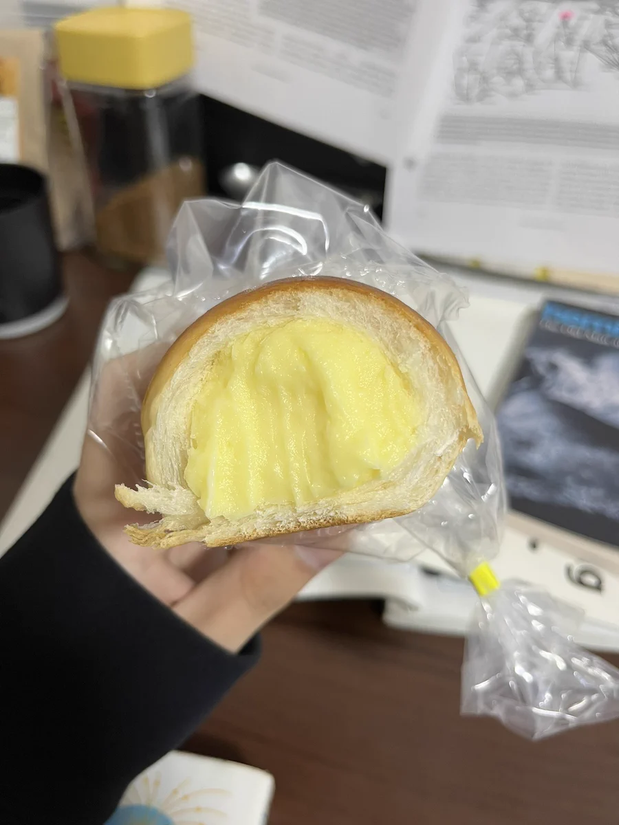 【話題】クリームぎっしりのクリームパンも大学院生も凄いと思う