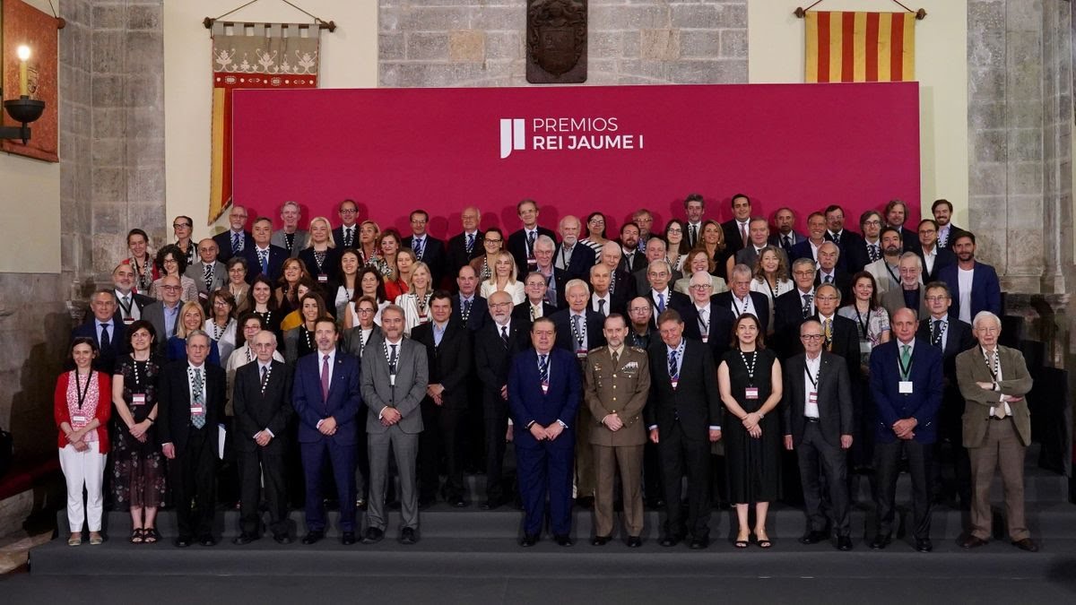 carmen_agro's tweet image. What an unforgettable experience being invited to Valencia to be part of the jury of the @PremiosReiJaume awards this year! Not only they encourage younger researchers to participate in the discussions, they are amazing helping #academicmums with their caring responsabilities! 👏