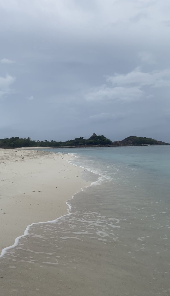 typicurlqiss's tweet photo. beaches thread 🏝 https://t.co/YKF8OrK5n9
