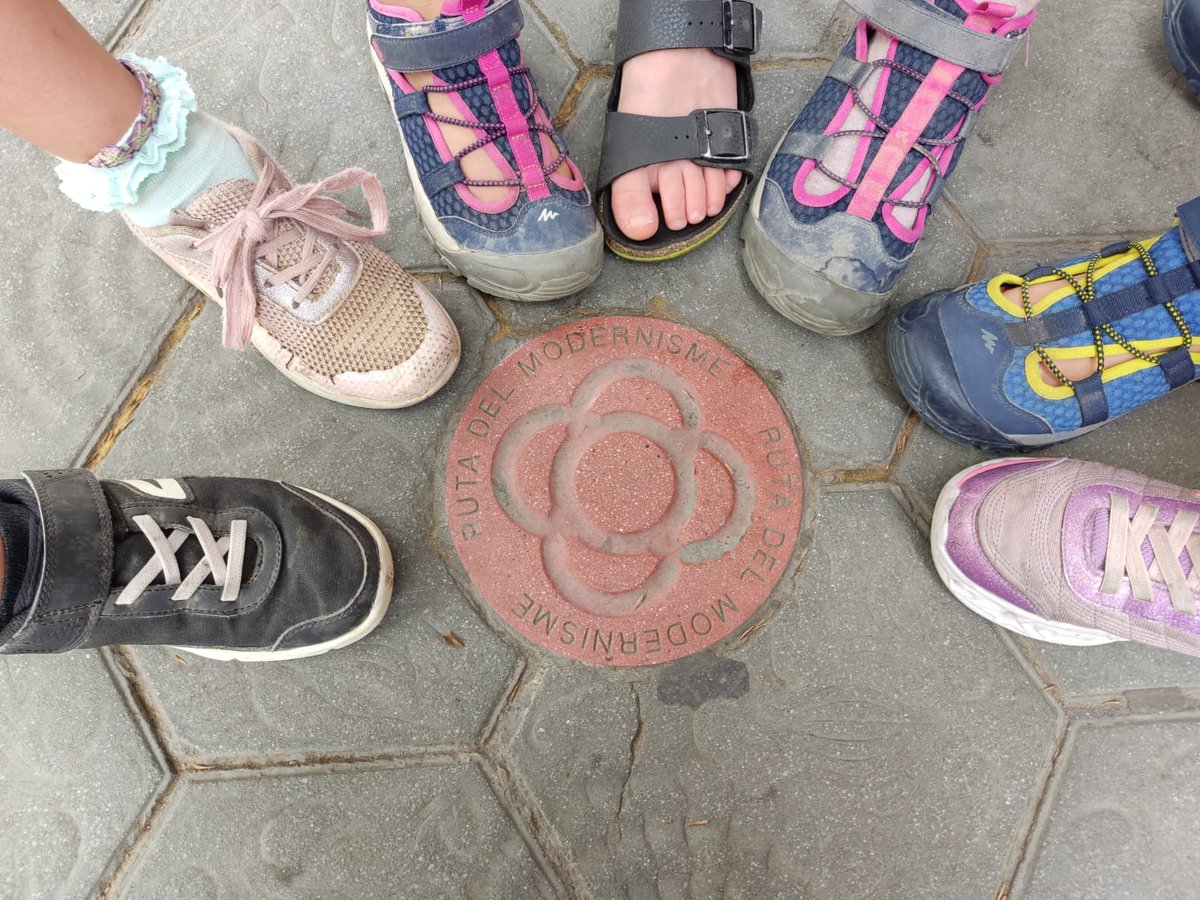 NouPatufet's tweet image. La ruta que 2n de primària hem fet per part de la #BarcelonaModernista ens permet ampliar coneixements i gaudir més del #projecte &quot;La història de segon&quot;.

#ABP #NouPatufet #EscolesCoop