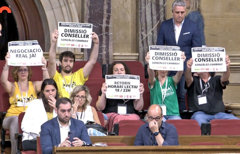 PublicaCat's tweet photo. Avui, al Parlament. Demà, tots i totes a la vaga! 
#vagaeducacio
#negociaciorealja
#cambraydimissio https://t.co/3vHxRIRByq