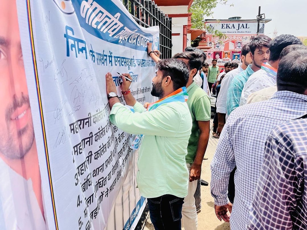 jitendr66975847's tweet photo. एनएसयूआई द्वारा महारानी महाविद्यालय के बाहर हुई घटना के विरोध में 6 सूत्रीय मांगो को लेकर हस्ताक्षर अभियान चलाया।।
राजस्थान विश्वविद्यालय कुलपति सचिवालय घेराव किया @NSUIRajasthan @withabhinsui @Neerajkundan @_gurjotsandhu 
#girlssafteysavegirls #girlssecurity
#JitendraMeenaRU https://t.co/UmBbO18UEd