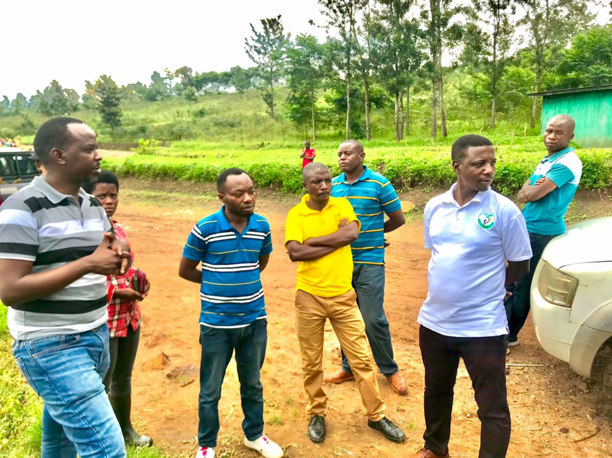 RwandaAgriBoard's tweet photo. RAB ku bufatanye na Step Gain LTD yatangije ubukangurambaga bwo kurwanya ibyonnyi by'umuceri hakoreshejwe amapompe atera umuti akoresheje moteri. Habiyambere Gilbert, ni umuhinzi w'umuceri mu gishanga cya Bugarama gihereye muri @RusiziDistrict ,avuga ko kuva yatangira gukoresha.. https://t.co/lHG79Zom5a