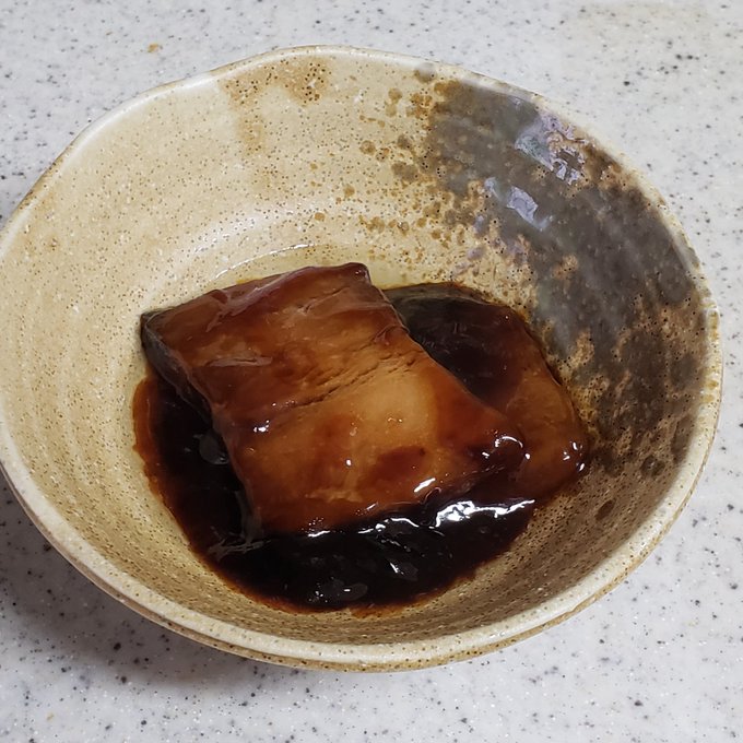 冷凍なか卯の角煮丼の具
お茶碗サイズとは書いてたが大きいの1切、その半分くらいのが1切
これで角煮丼とな🤔

ちなみに水樹奈々キャンペーンをしたなか卯くん、水樹奈々の出身地の新居浜には店舗が無い
だからぼくはなか卯を知らない😆 