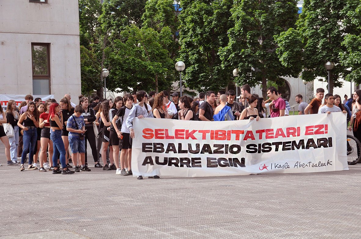 Gaur Iruñerriko Ikasle Abertzaleetatik, NUPen egindako elkarretaratzeariburuzko argazki batzuk.
SELEKTIBITATEARI EZ!