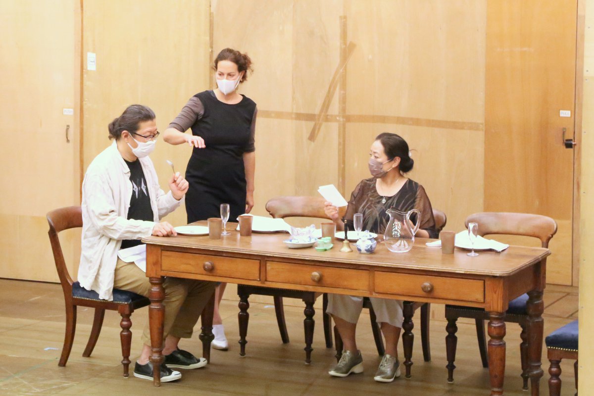 nntt_opera's tweet photo. 一見するとミステリアスなミッチェル版『#ペレアスとメリザンド』ですが、#ケイティ・ミッチェル の演出の根底には徹底したリアリズムがあり、稽古場でも繰り返しディスカッションを行いながら、リハーサルが進んでいます。#新国立劇場オペラ #ペレアス https://t.co/ApszNEKMX5