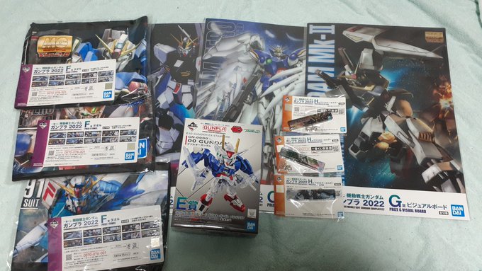 きたぁく…
清水の舞台より飛び降りる覚悟でA賞狙いで10回行ったんだ…
それがこの様だ…せめてストライクが複数来るならまだしもSDダブルオーはもういらねえ…
ガチャも意地はってようやく目的のドンキホーテ一枚…
今日は勝負するべき日ではなかったんだな… 