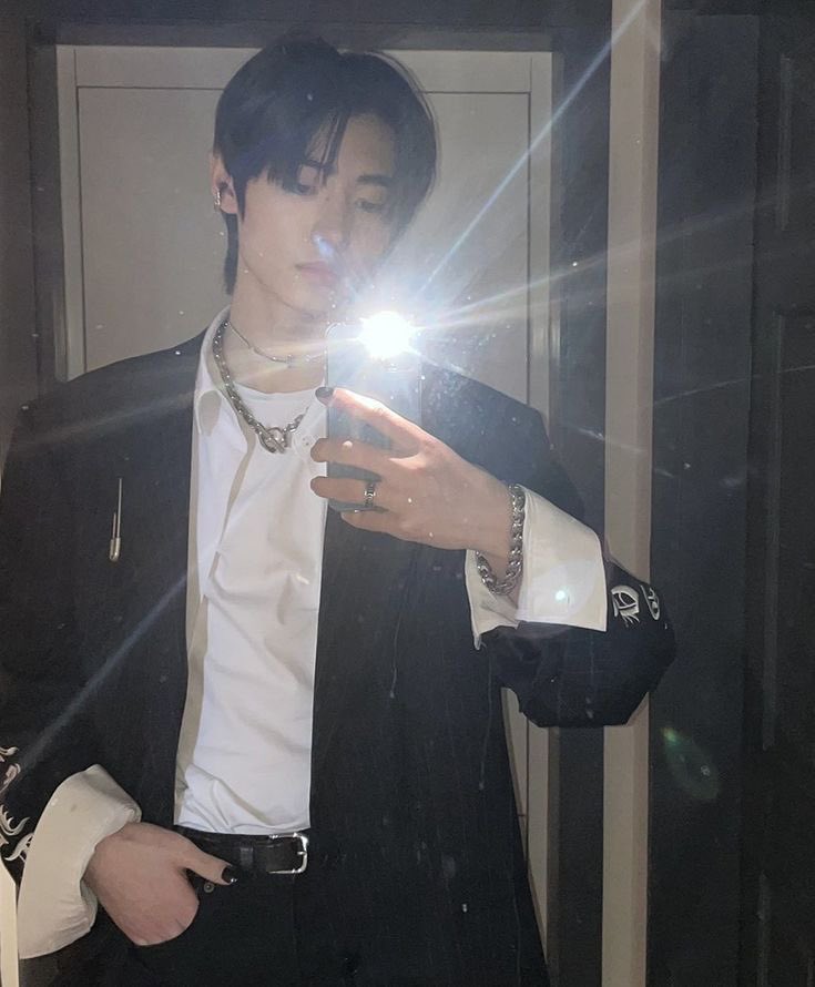 phiolugh's tweet photo. [cap] #ENSD #ENGENESelcaDay #PARKSUNGHOON #SUNGHOON #PSH #ENHYPEN #ENGENE https://t.co/Tq427onTkl