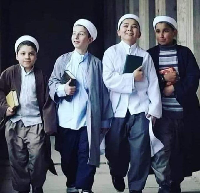 ترکیہ میں گرمیوں کی چھٹیوں شروع ہو گئیں، بچے مساجد اور مدرسوں میں صبح سویرے قرآن پاک کی تعلیم کے لئے خوشی خوشی جا رہے ہیں، صدر ایردوان کی حکومت نے بچوں میں قرآن کی تعلیم کو لازمی قرار دیا تاکہ نئی نسل قرآن سے جڑی رہے
#Quran #Turkiye #Erdogan