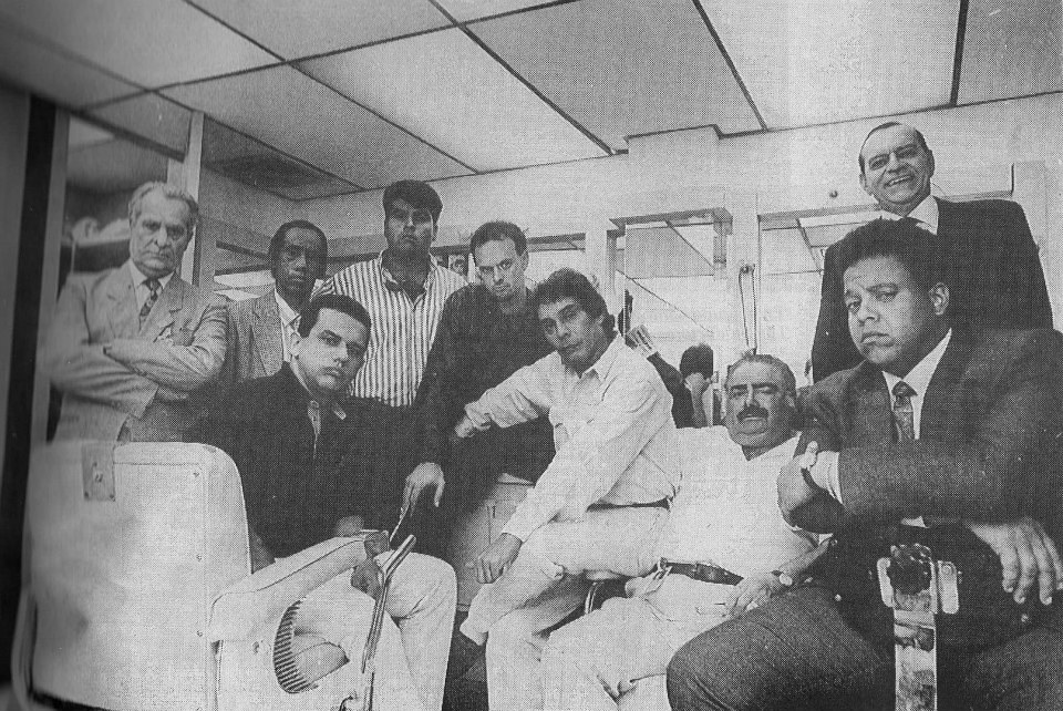 GonzaloMJimenez's tweet image. Esta fotografía de Gustavo Acevedo fue publicada el 15 de noviembre de 1992 en el semanario Letra G del diario El Globo, como imagen del reportaje “El alto costo de la risa”, de Alejandro Rebolledo, sobre el programa #RadioRochela, de RCTV.