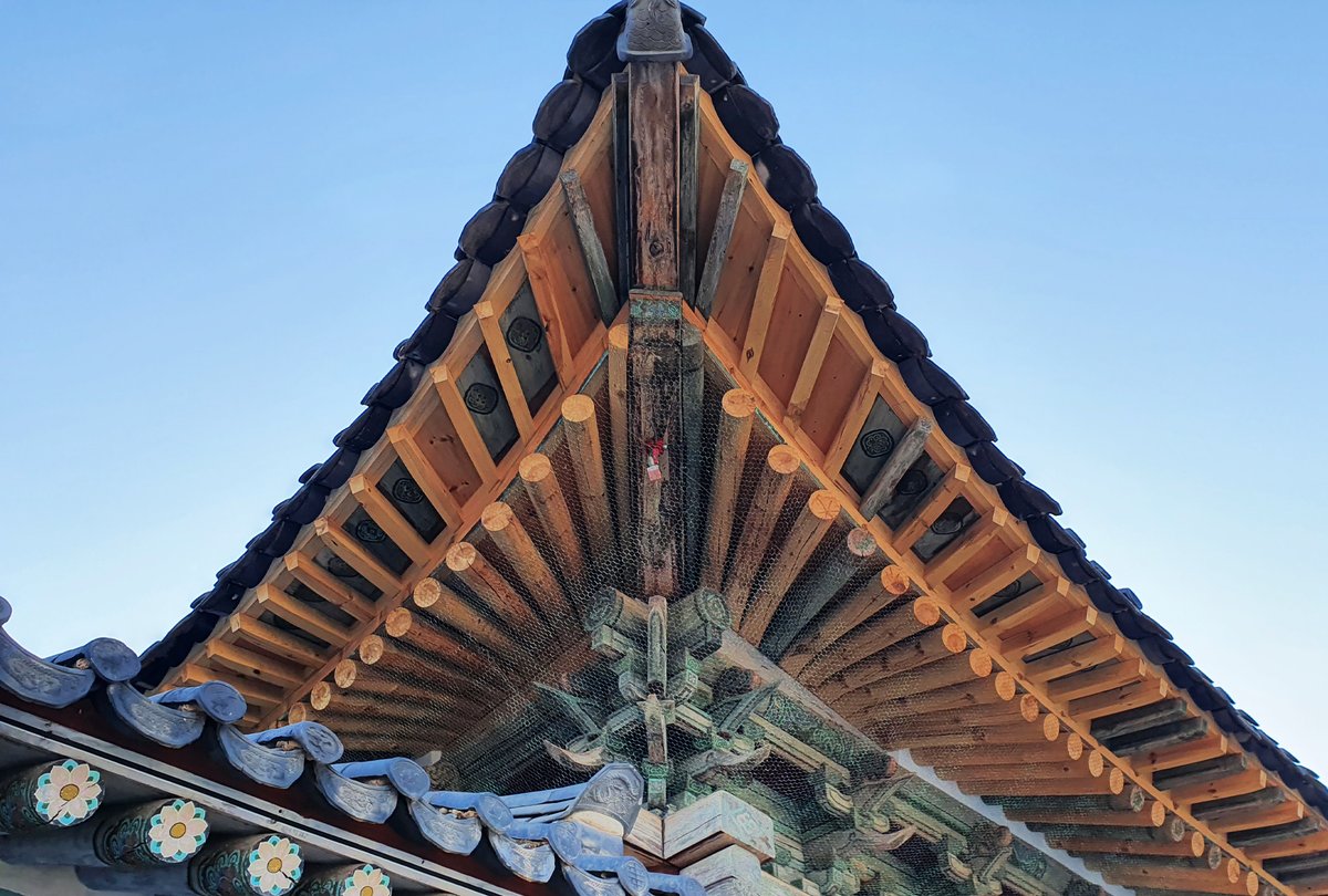 19세기 말, 화학안료의 유입으로 전통안료 생산이 단절될 위기에서 우리 전통기법 #전통단청 전승을 위한 노력을 이어왔습니다.
노력 끝에, 창경궁 #명정문 단청에 쓰인 기존 화학 안료를 전통 안료로 되돌리고, 기록에서 확인한 본래의 문양으로 올해 12월까지 수리를 진행할 예정입니다.