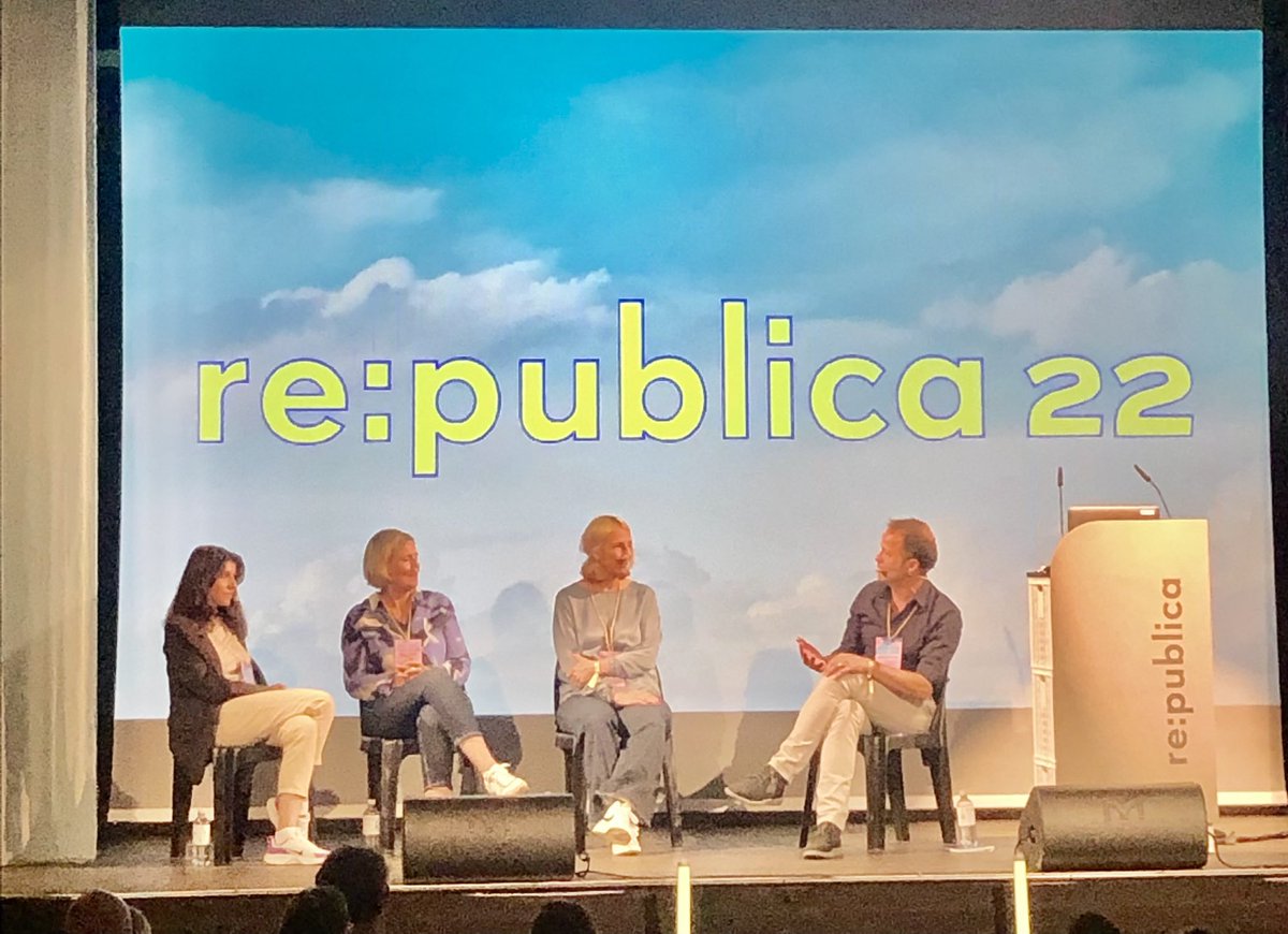 „Es ist ein Irrglaube, dass es absolute  Objektivität gibt“, sagt <a href="/KEigendorf/">Katrin Eigendorf</a>. Spannendes Gespräch über die Berichterstattung im #UkraineKrieg mit <a href="/InaRuck/">Ina Ruck</a>, <a href="/georgrestle/">Georg Restle</a> und der ukrainischen Journalistin Katja (Nachname?) auf der <a href="/republica/">re:publica</a> in #berlin. 

#rp22  #UkraineWar