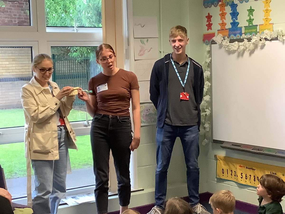 springwoodfs's tweet photo. We have had a visit from the student dentists. They have been teaching us about how important it is to look after our teeth. #swhpshe #swhvalues @thetoothbuds https://t.co/3rv2vWzTuU