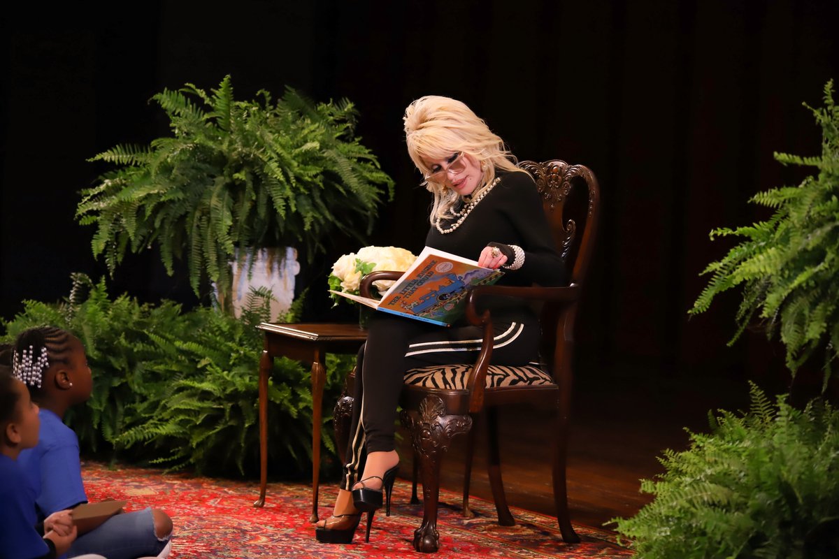 OMwomenscouncil's tweet image. We kicked off our #Legacy2020 Weekend with
Storytime with Dolly featured Dolly reading “The Little Engine That Could” by Watty Piper and talking about literacy to a packed @UMFordCenter. The event sponsored by @askRegions was part of the OMWC Rose Garden Literacy Project.