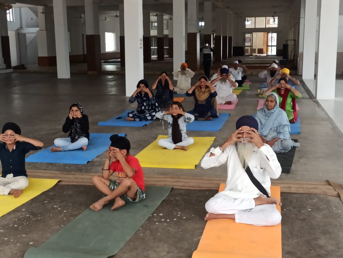 AdmoIsm's tweet photo. Iconic yoga session at Gurudwara Saint Bhai Bahadur Singh Sahab khari DHARAMSAL Poonch #DMPoonch
#DICPoonch https://t.co/IdJgDGAwKW