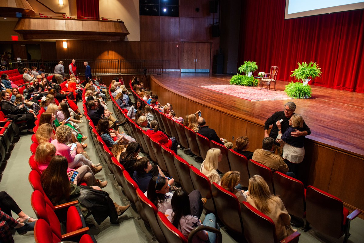 OMwomenscouncil's tweet image. We kicked off our #Legacy2020 Weekend with
Storytime with Dolly featured Dolly reading “The Little Engine That Could” by Watty Piper and talking about literacy to a packed @UMFordCenter. The event sponsored by @askRegions was part of the OMWC Rose Garden Literacy Project.