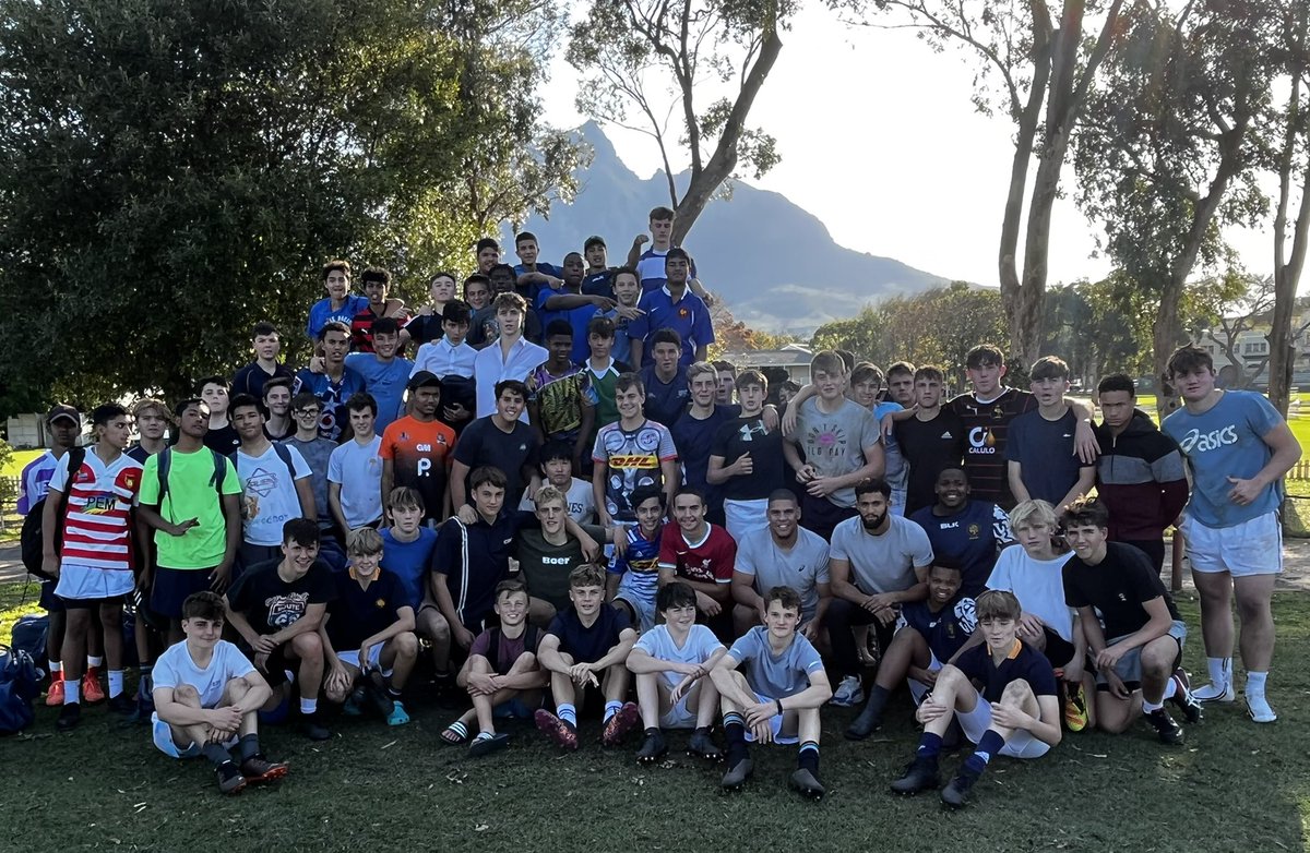 Great to se <a href="/BoschOldBoys/">Rondebosch Old Boys</a>  <a href="/Blitzboks/">Springbok Sevens</a> Zain Davids &amp; Dalvon Blood give back to the boys before this weekend’s #BischBosch. #AltiusEtLatius 💙💛🌳