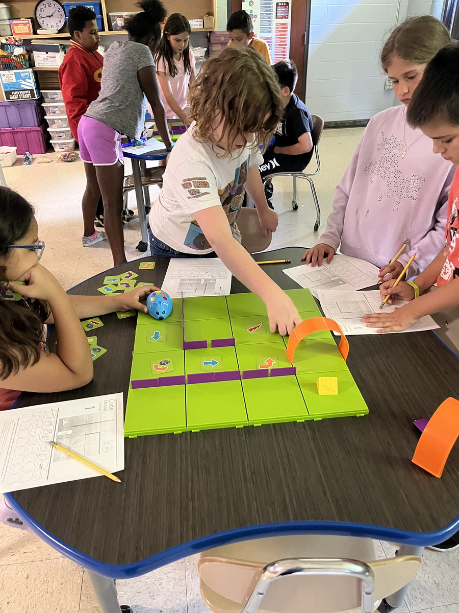 Kindergarten and 4th Grade worked on their coding skills during STEM class today! #sumnerachieves #summerscholars2022