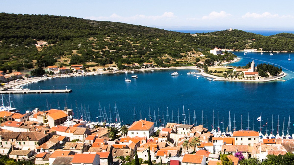 AdvnCroatia's tweet photo. Did you know that Vis is known for its wine? Greek writer, Agatharchides, even praised the wines from Vis as being the best he had ever tasted! Explore Croatia’s best vineyards and so much more on the Ultimate Island Hopping Tour: https://t.co/uALmdegs4T
#IslandHopping #VisitVis https://t.co/725biy1DL5
