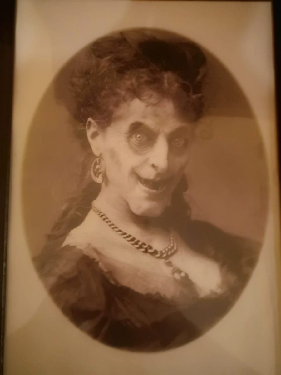 "Close your eyes" the new prop I just finished, this time presented in a horror version, but can be adapted to different kinds of rooms.

VIDEO:
youtube.com/watch?v=OcvVEm…

#escaperoom #prop #horror