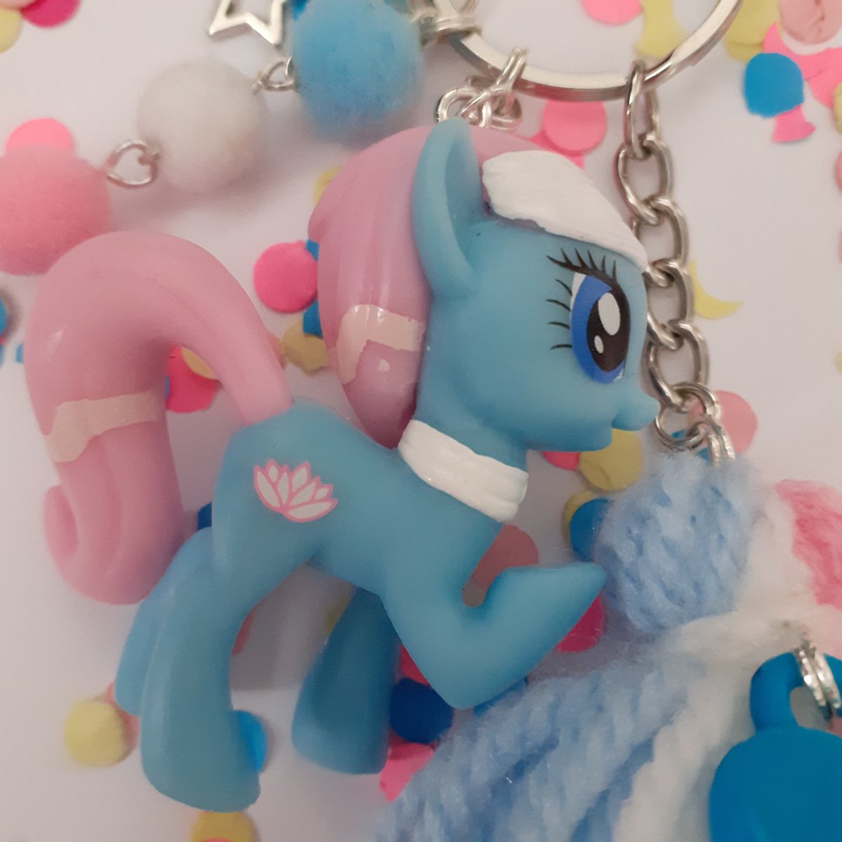 NettiesCrafts's tweet photo. Available in my @etsy UK shop #MyLittlePony #LotusBlossom bag charm with a co-ordernating handmade wool tassle. #etsyuk #bagcharm #mlp #Kawaii #handmade #supportsmalluk #handmade #supporthandmade #Pride 

https://t.co/Pkt6m46Scz https://t.co/cNHSdTv78v