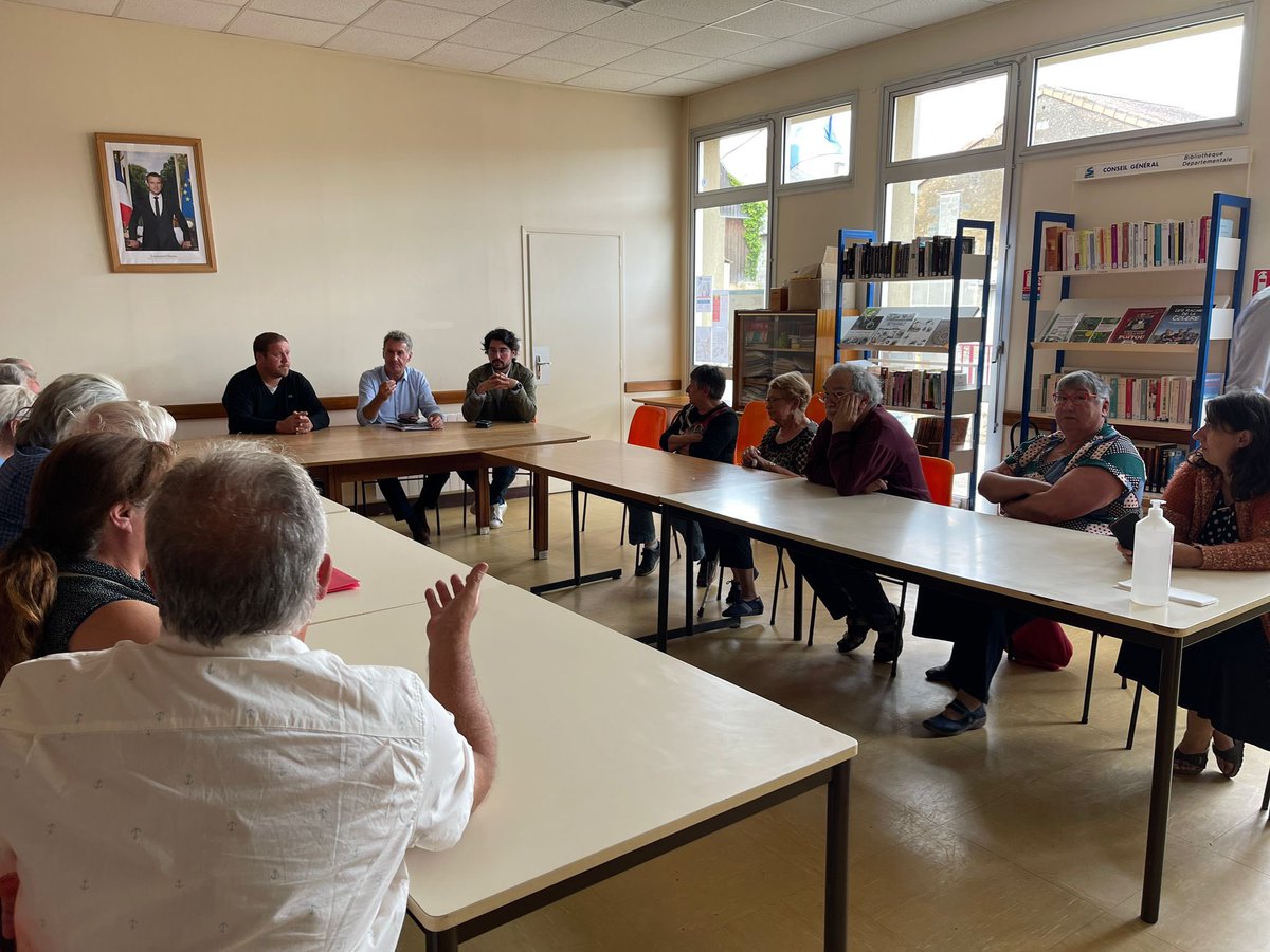 MattieuManceau's tweet photo. 🔵 À Marnes, terres de mes ancêtres, hier avec Philippe Robin et l’ami Maxime Mourot pour échanger et débattre avec les habitants. 

Aucune commune ne doit être mise de côté. La ruralité vivante c’est eux, c’est nous, tous ensemble ! 

Pour un Nord Deux-Sèvres qui gagne ! https://t.co/OklbG6hJWh
