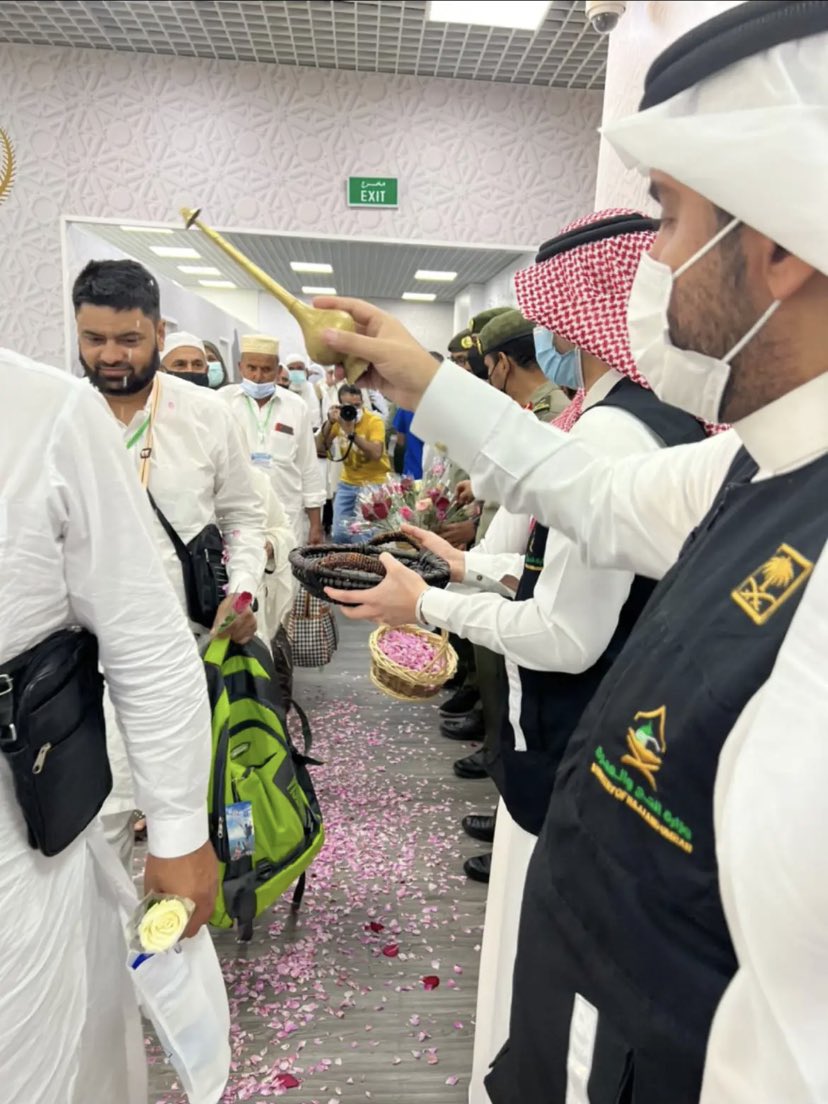 insharifain's tweet photo. Welcoming Hujjaj from Pakistan 🇵🇰

#Hajj https://t.co/pLrluj2Fw6