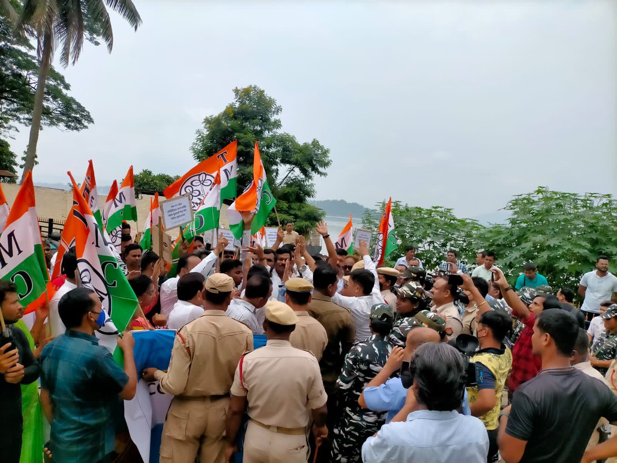 AITC4Assam's tweet photo. Glimpses from today's 'MARCH TO RAJBHAVAN' programme demanding CBI enquiry on the PPE Kit and Sanitizer scam of CM @himantabiswa.

We will not watch you fool the people of Assam silently, Mr Chief Minister! https://t.co/AlXGDHHhm4