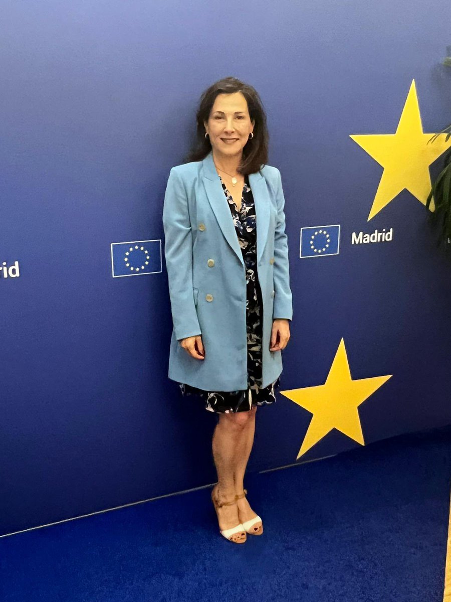 Belén Noval (profesora de F.O.L.) y Sara Pérez (profesora de Gª e Historia) del IES EJV han colaborado en la elaboración del nforme “La identidad europea en la educación española”. Hoy se ha presentado oficialmente en la sede del parlamento Europeo y la Comisión Europea en Madrid