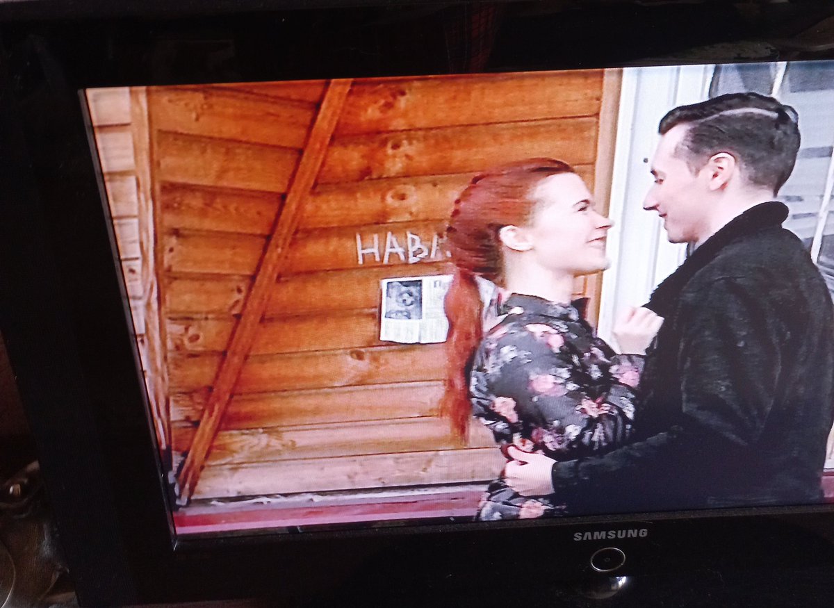 Смотрю свое любимое шоу гадалка на тэвэтри, а там парочка сосется напротив очень загадочной надписи, как вы думаете, что же там написано?