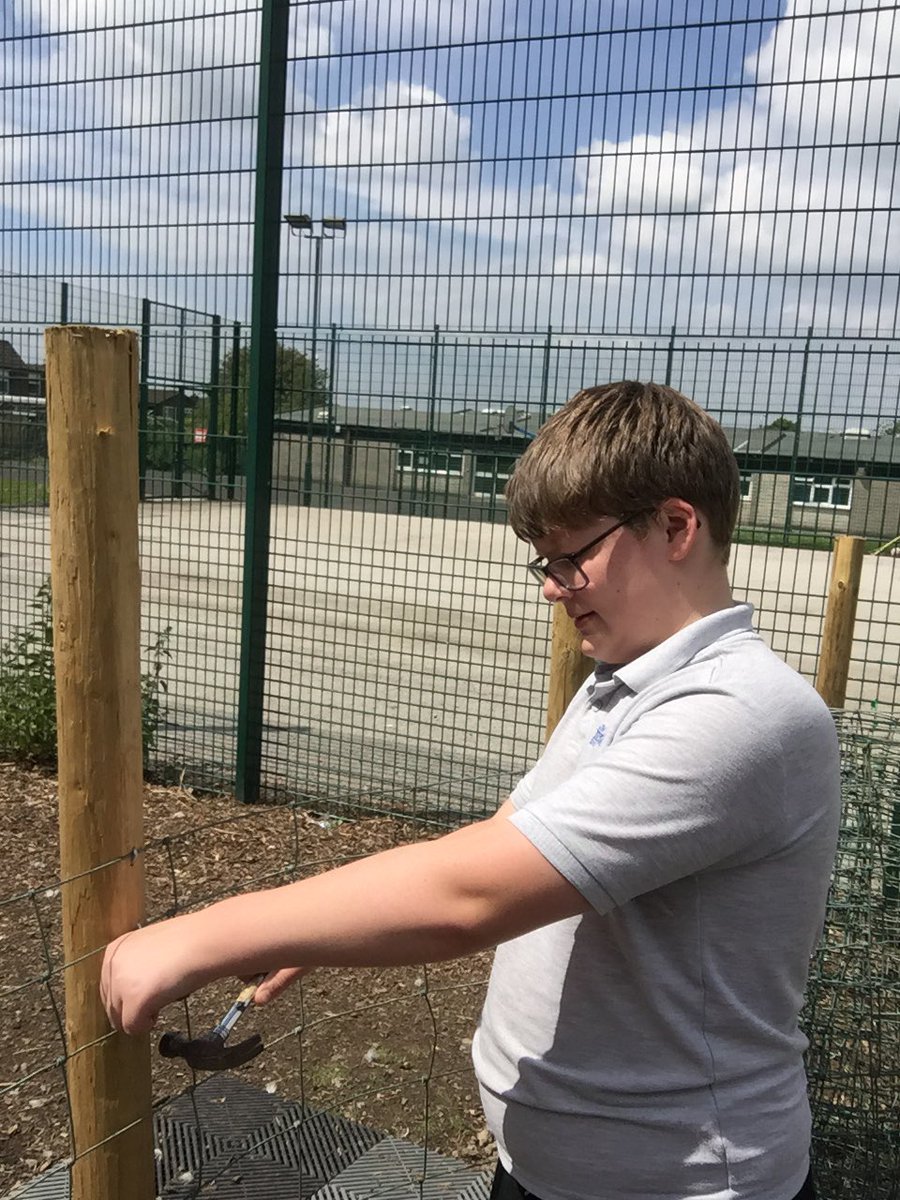 Livvi_Fay's tweet photo. The boys doing some maintenance work today. #schoolfarm #farmlife #LPTF @bolton_pru @LeverParkSchool https://t.co/SYy5EKd6zu