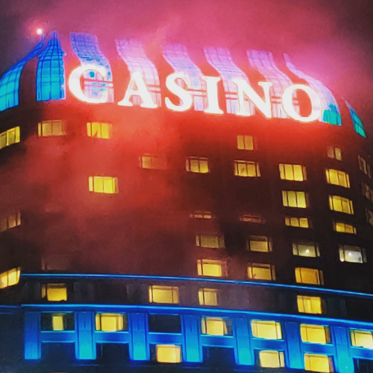 staticintheair's tweet photo. 🎲🦇 There was thunderstorms and hella fog late at night for this photo, thought I was in Gotham 🦇🎲

#photographer #photography #casino #photo #photograph #architecture #night #fog #neon #lights #building #canada #niagara #cyberpunk #city #gamble #atmospheric #nighttime https://t.co/5Nb1GKPvgc