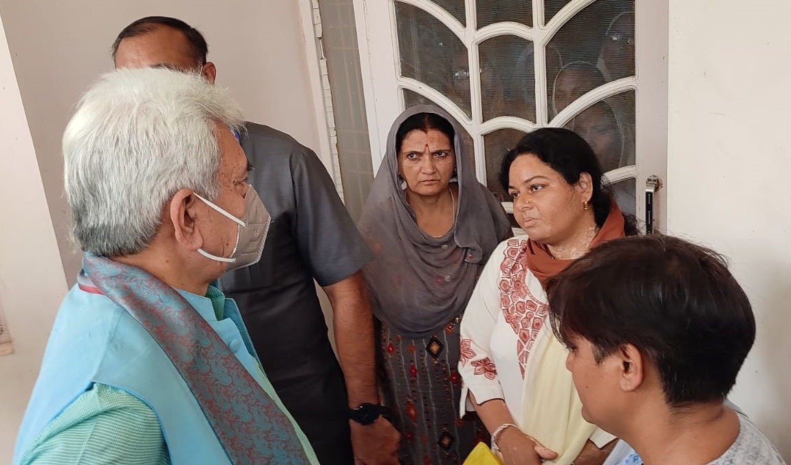 DailyExcelsior1's tweet photo. J&amp;K | Lt. Guv Manoj Sinha met the family members of Rajni Bala at their residence in Samba. She was one of the most loved &amp; admired teachers in the valley. J&amp;K administration will provide every possible assistance and support to the family. https://t.co/o05qxvq2tl