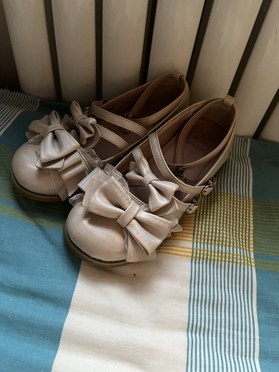 #lo鞋 #扫楼打胶 #射鞋 #打胶 
35码的lo鞋真的太可爱了 必须社保