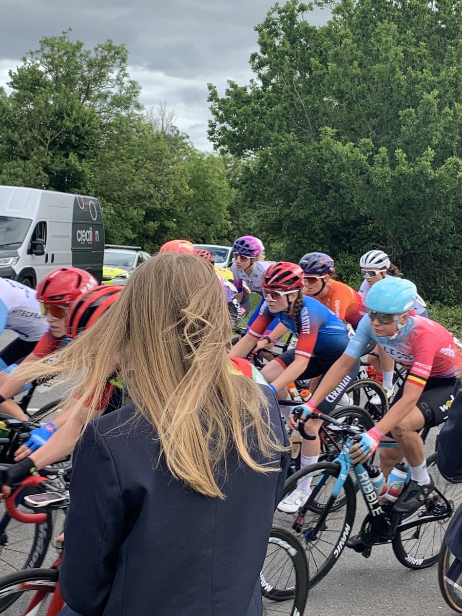Jarrett_Bredon's tweet photo. Lucy 💚 wishing she was In that peloton!! 🚴‍♀️ #BeBredonBeYou #WomensTour #UCIWWT ⁦@BredonSchool⁩ ⁦@thewomenstour⁩ https://t.co/IBTbHeqK3s