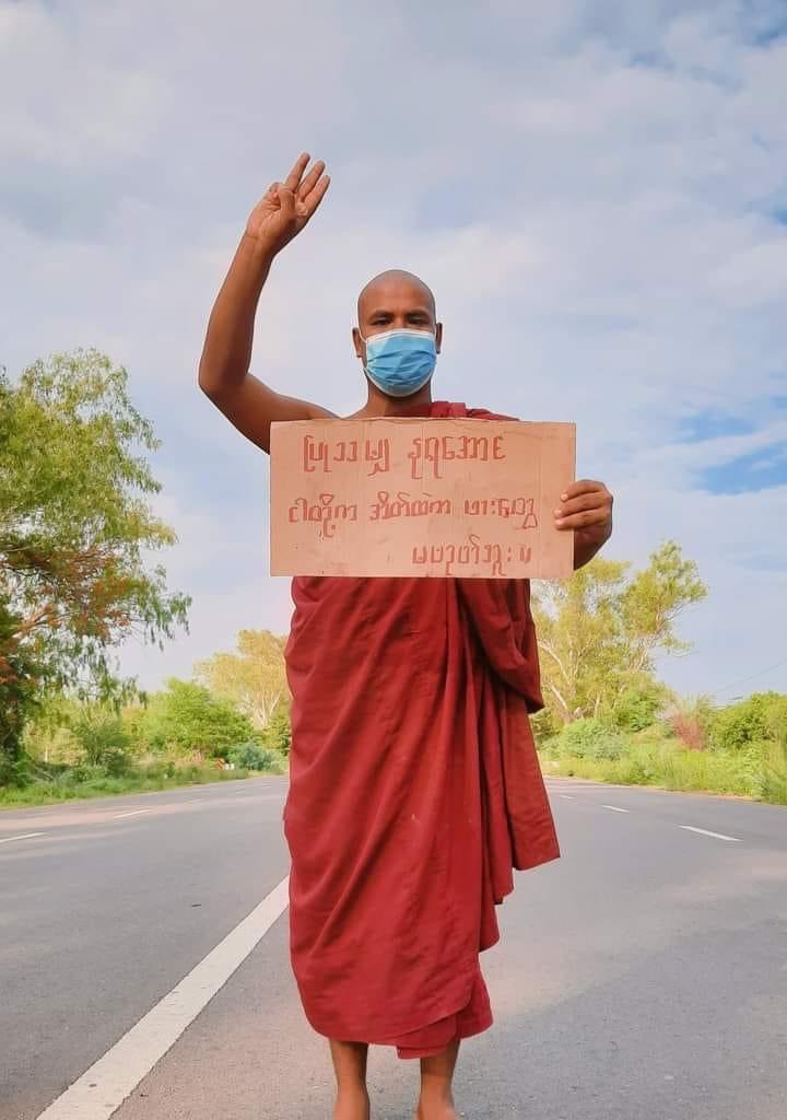 MROSE66943275's tweet photo. #MYANMAR : Solo Strike led by #PyiGyiTaGon Monk from #Mandalay , staged a protest against the #MilitaryDictatorship on June 8.
#CondemnDeathPenalty
#PreventExecution
#2022Jun8Coup
#WhatsHappeningInMyanmar https://t.co/ZvxDzKgKmx