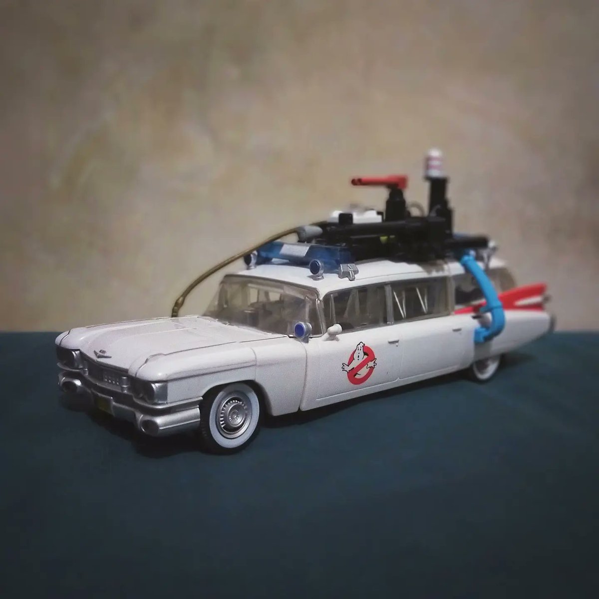 SilverHakai's tweet photo. Did someone say Ghostbusters Day?

#ToyPhotography #MyEdits #Transformers #Hasbro #Ghostbusters #FandomsCollide #Transformers35thAnniversary #GhostbustersXTransformers #Ecto1 #Ectotron #GhostbustersDay2022

https://t.co/TgZGvVxlKc https://t.co/BU4KeX0APx