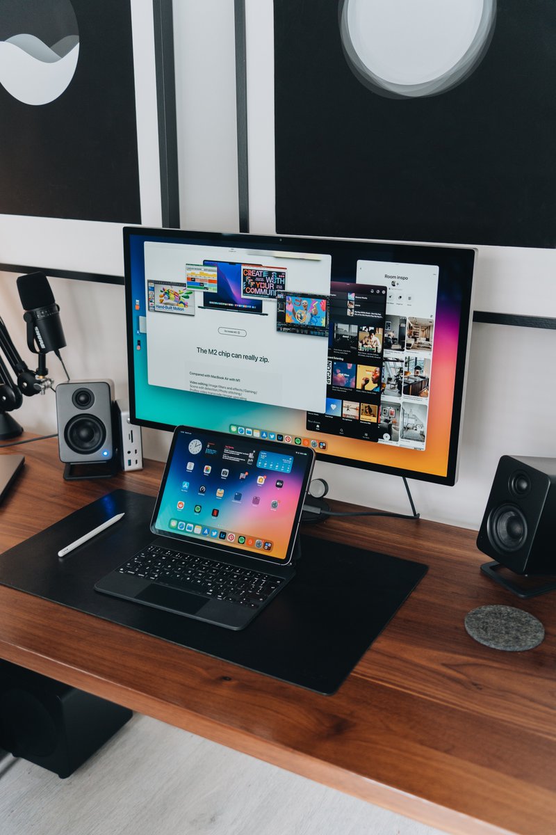 UltraLinx's tweet photo. New iPadOS legit makes the iPad a near MacBook experience.

When connected to Studio Display it scales everything incredibly well. It looks like I have my MacBook connected.

Naturally very buggy still, but wow. This could be a game changer for many. https://t.co/NYE2nBQkSJ