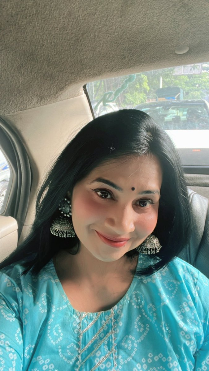 violinpadma's tweet photo. On way to show #violinperformance #violín #violinist #violinpadma #violinmusic #violinpadmashankar #violinlove #jewellery #silverjewellery #oxidisedjewellery #bandhanilehenga https://t.co/I38asG1thX