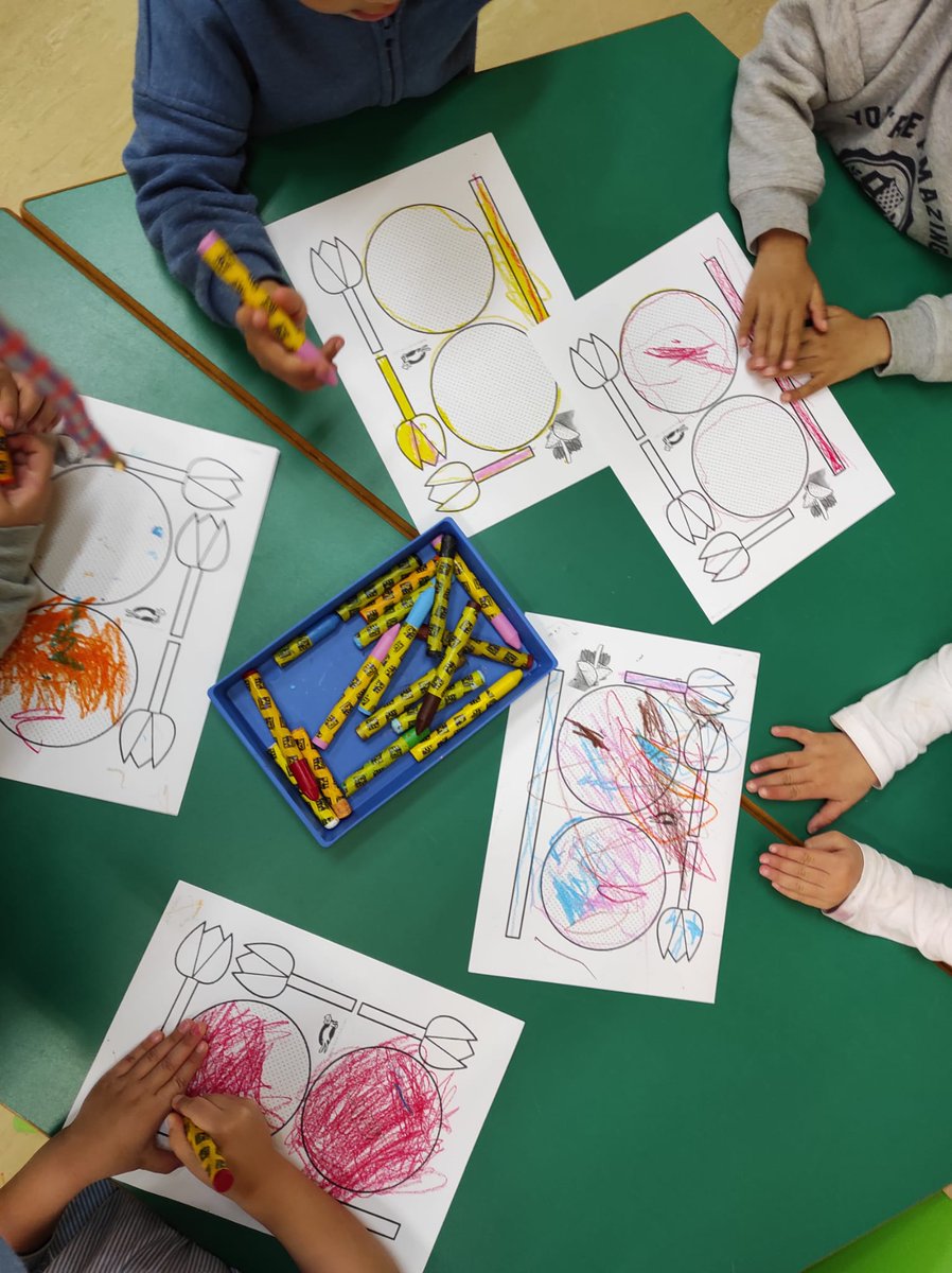 LDV_Fuenlabrada's tweet photo. Los niños de infantil, del aula de Religión, hemos dedicado el mes de mayo a la Virgen María.  Hemos hecho un gran mural en el que hemos participado todos.  Hicimos muchas flores  para adornarlo https://t.co/Ck2pD09RkW