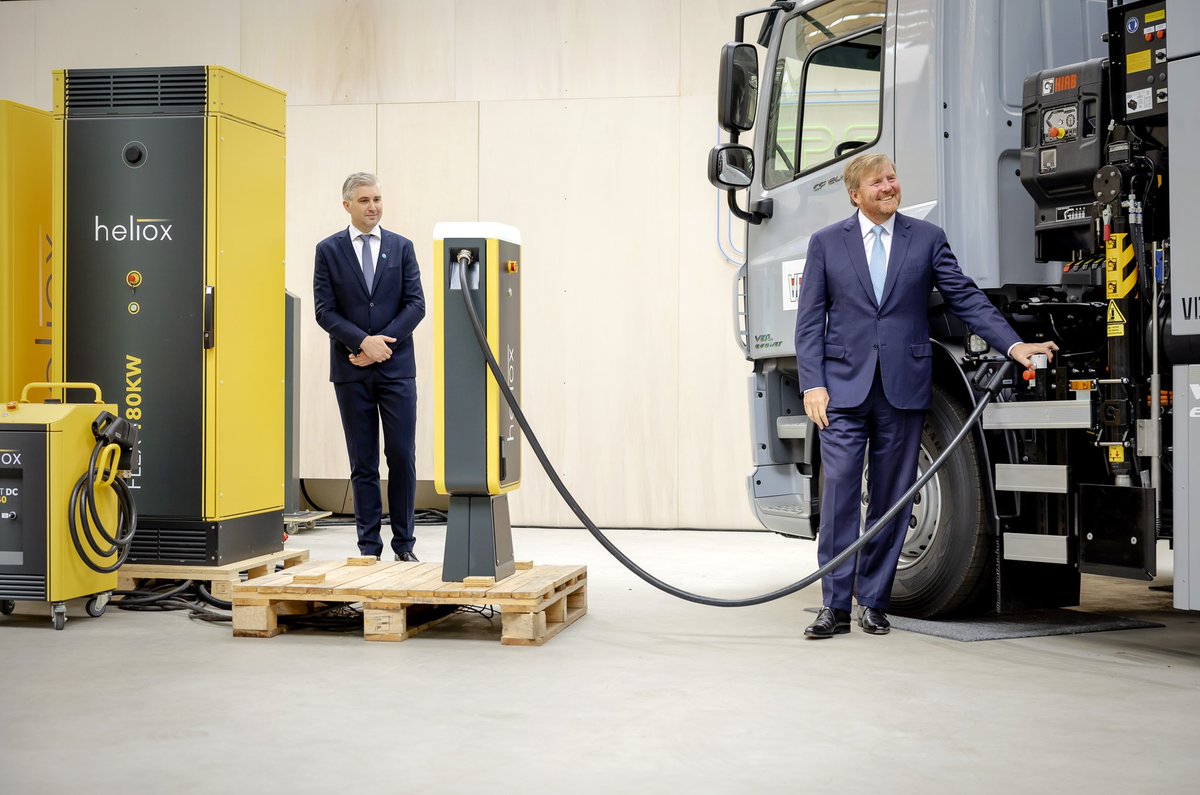 In het nieuwe Elaad Testlab worden elektrische voertuigen en laadinfrastructuur getest. De Koning opent het lab en krijgt een rondleiding. Er wordt onder meer ingegaan op duurzaam opladen van voertuigen op momenten dat er veel stroom is uit zon en wind. koninklijkhuis.nl/actueel/nieuws…