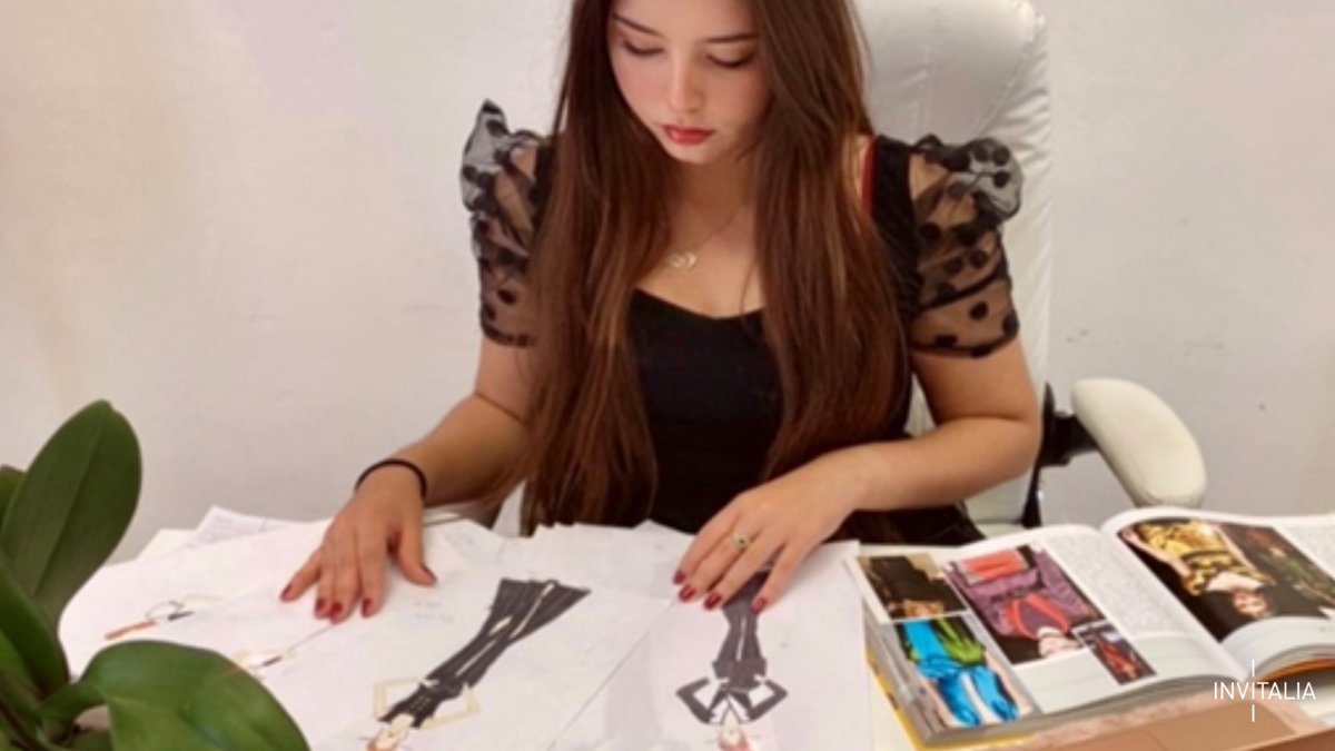 Invitalia's tweet image. A #Rovereto il sogno di un #atelier diventa realtà grazie all&apos;incentivo #SelfiEmployment. Omaima, 21enne, è l&apos;orgogliosa titolare di #AimaCouture, attività che ha aperto nella sua città dopo delle esperienze in sartoria a #Milano e #Parigi. 

👉 La storia: bit.ly/3H1e8mG